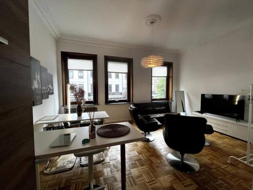 een woonkamer met een bank en een tafel bij EXKLUSIVE Wohnung mitten im schönsten Viertel in Bremen