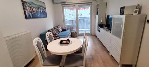 una pequeña sala de estar con mesa y sofá en Apartman Botivo en Ludbreg