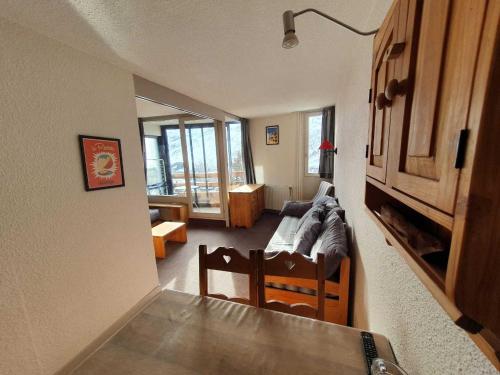 un salon avec un canapé et une table dans l'établissement Charmant 2 pièces rénové, plein centre, au pied des pistes - Les Belleville - FR-1-574-5, aux Menuires