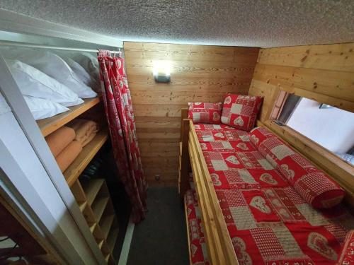 Cette petite chambre comprend un lit et des lits superposés. dans l'établissement Charmant 2 pièces rénové, plein centre, au pied des pistes - Les Belleville - FR-1-574-5, aux Menuires