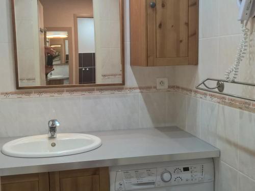 une salle de bain avec un lavabo et un miroir dans l'établissement Charmant 2 pièces rénové, plein centre, au pied des pistes - Les Belleville - FR-1-574-5, aux Menuires