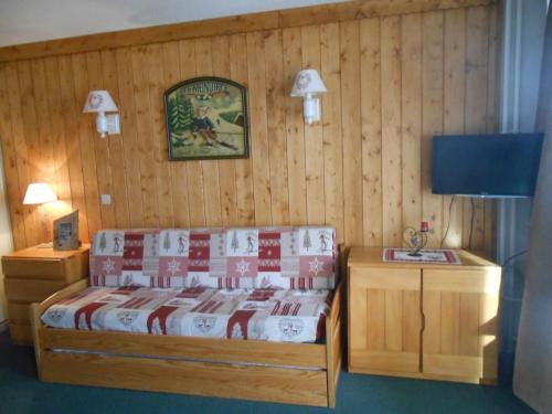 - une chambre avec un lit et des boîtes dans l'établissement Appartement Les Menuires, 1 pièce, 4 personnes - FR-1-574-15, aux Menuires