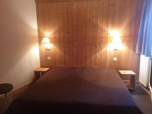 - une chambre dotée d'un lit avec deux lumières dans l'établissement Charmant 2 pièces, centre, 5 pers. avec balcon, quartier La Croisette, Les Belleville - FR-1-574-9, aux Menuires