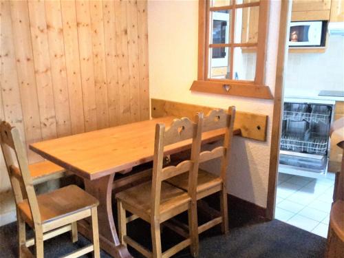 - une table et des chaises en bois dans la cuisine dans l'établissement Charmant 2 pièces, centre, 5 pers. avec balcon, quartier La Croisette, Les Belleville - FR-1-574-9, aux Menuires