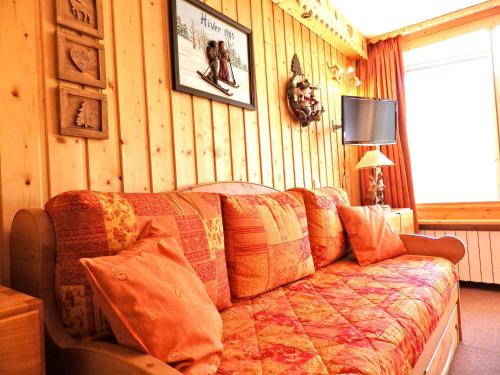 - un salon avec un canapé dans l'établissement Bel appart rénové 32m², 4 pers, au pied des pistes, centre station, balcon, wifi, animaux OK - FR-1-574-36, aux Menuires