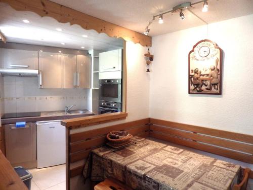 - une cuisine avec une table dans l'angle d'une pièce dans l'établissement Bel appartement rénové 5 personnes, Croisette, au pied des pistes, avec wifi et balcon - FR-1-574-14, aux Menuires