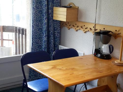 - une table en bois avec deux chaises et un mixeur dans l'établissement Studio charmant pour 4 pers. balcon sud, quartier Reberty, Les Menuires - FR-1-574-23, aux Menuires