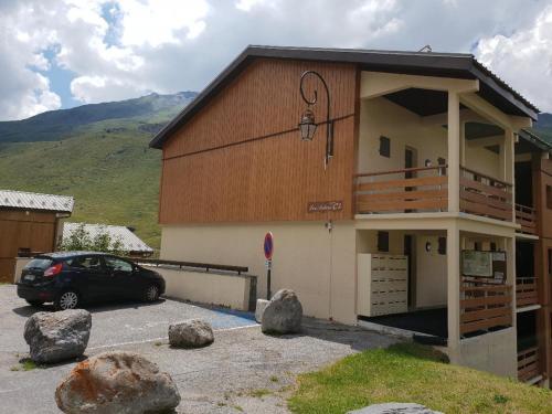 Appartement 2 pièces mezzanine avec parking privatif aux pieds des pistes, quartier calme des Fontanettes - FR-1-574-28