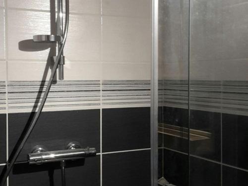 une douche avec une porte vitrée dans une salle de bain dans l'établissement Appartement aux pieds des pistes, proche commodités, lumineux avec balcon, quartier La Croisette - FR-1-574-37, aux Menuires