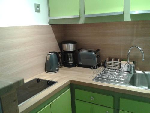 - un comptoir de cuisine avec évier et cafetière dans l'établissement Appartement aux pieds des pistes, proche commodités, lumineux avec balcon, quartier La Croisette - FR-1-574-37, aux Menuires