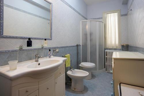 y baño con lavabo, aseo y espejo. en Ginevra Vista Mare, en Campobello di Mazara