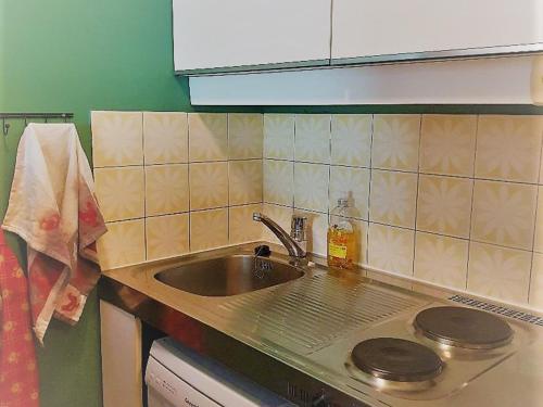 Il comprend une cuisine équipée d'un évier et d'une cuisinière. dans l'établissement Charmant 4p, Wi-Fi, animaux admis, Les Menuires - Croisette - FR-1-574-33, aux Menuires