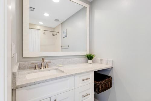 een badkamer met een wastafel en een spiegel bij Luau #6633 in Destin