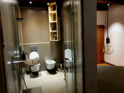 een badkamer met 2 toiletten en een wastafel bij B&B Fonteabate Residenza di Charme in Bagno di Romagna