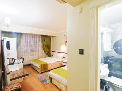 Postel nebo postele na pokoji v ubytování Ceylan Hotel