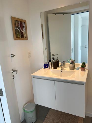 baño con lavabo y espejo grande en Apartamento en Ocean Drive Country, en Punta del Este