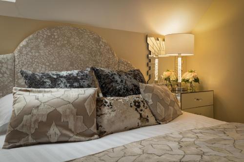 a bedroom with a bed with a headboard and pillows at Hotel Plas Hyfryd in Narberth