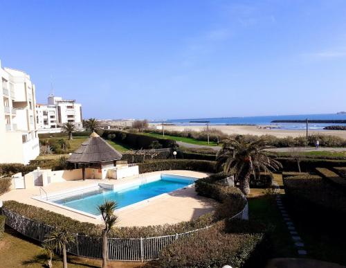 an overhead view of a swimming pool next to the beach at SAVANNA BEACH I Joli T2 piscine vue mer Cap d'Agde in Cap d'Agde