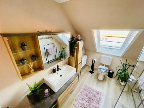ein Bad mit einem Waschbecken und einem Spiegel in der Unterkunft Fewo Elke in Barsinghausen