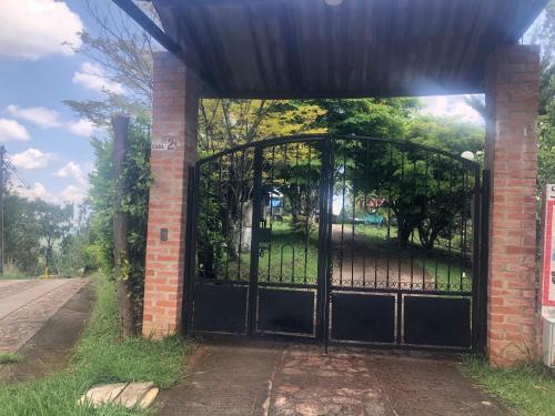 een ingang naar een bakstenen gebouw met een zwarte poort bij Aventurina in Jamundí
