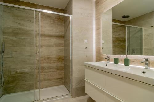a bathroom with a sink and a shower at Modern 3 BDR Apartment by LovelyStay in Ramada
