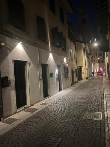 an empty street in an alley at night at Alkecè White in Udine