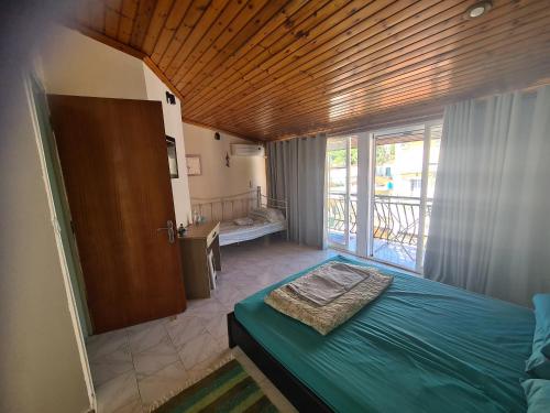 ein Schlafzimmer mit einem Bett und ein Badezimmer mit einem Balkon in der Unterkunft Zante House Apartments in Zakynthos