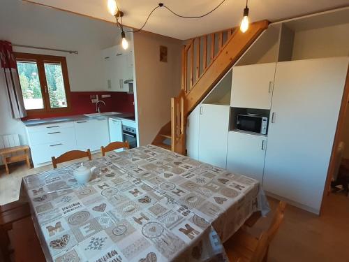 Appartement Valfréjus, 6 pièces, 12 personnes - FR-1-265-179にあるキッチンまたは簡易キッチン