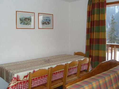 Een bed of bedden in een kamer bij Appartement Valfréjus, 3 pièces, 10 personnes - FR-1-265-197