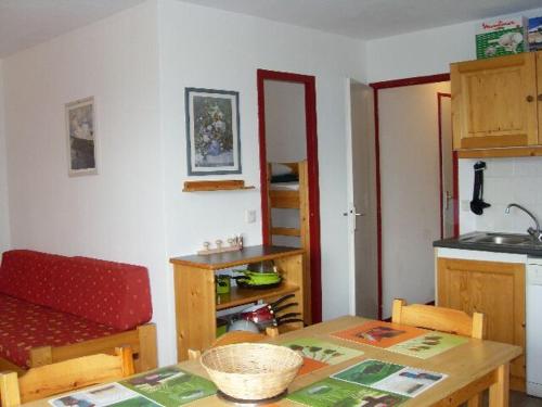 Appartement Valfréjus, 2 pièces, 8 personnes - FR-1-265-216にあるキッチンまたは簡易キッチン