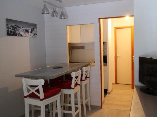 Appartement Valfréjus, 3 pièces, 6 personnes - FR-1-265-221にあるキッチンまたは簡易キッチン