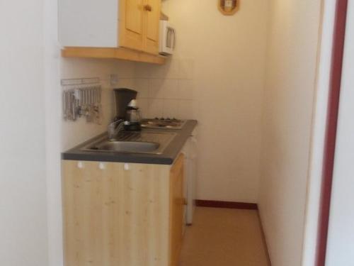 Appartement Valfréjus, 2 pièces, 6 personnes - FR-1-265-193にあるキッチンまたは簡易キッチン