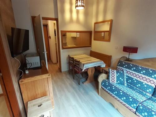 Appartement Valfréjus, 2 pièces, 4 personnes - FR-1-265-205にあるベッド