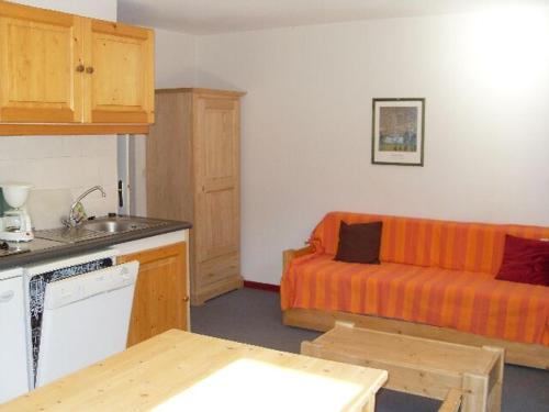 Appartement Valfréjus, 2 pièces, 6 personnes - FR-1-265-240にあるキッチンまたは簡易キッチン