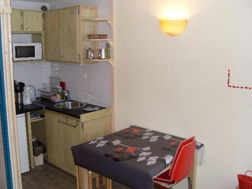 Studio Valfréjus, 1 pièce, 4 personnes - FR-1-265-234にあるキッチンまたは簡易キッチン