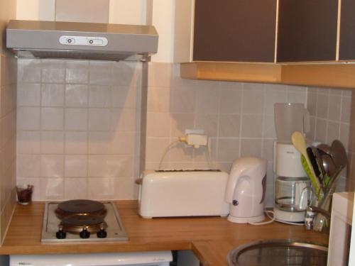 Appartement Valfréjus, 2 pièces, 4 personnes - FR-1-265-247にあるキッチンまたは簡易キッチン