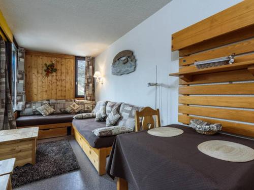 un salon avec un lit et un canapé dans l'établissement Charmant appartement rénové pour 5, balcon ouest, au cœur de la Croisette, Les Belleville - FR-1-574-2, aux Menuires