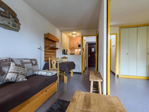 un salon avec un canapé et une table dans l'établissement Charmant appartement rénové pour 5, balcon ouest, au cœur de la Croisette, Les Belleville - FR-1-574-2, aux Menuires
