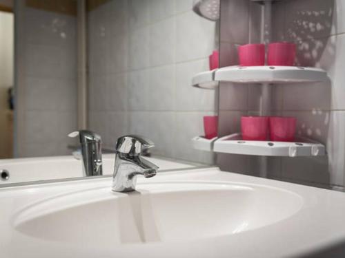 - un lavabo avec robinet devant un miroir dans l'établissement Charmant appartement rénové pour 5, balcon ouest, au cœur de la Croisette, Les Belleville - FR-1-574-2, aux Menuires