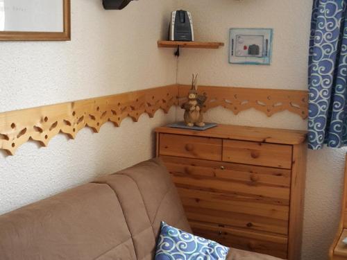 - un salon avec un canapé et une commode dans l'établissement Studio charmant pour 4 pers. balcon sud, quartier Reberty, Les Menuires - FR-1-574-23, aux Menuires