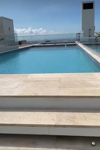 uma grande piscina no topo de um edifício em Le Luxe Suite em Kingston
