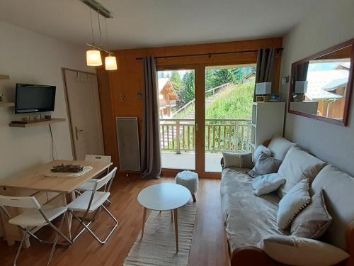 Photo de la galerie de l'établissement Charmant 2 pièces pour 4 avec balcon, au pied des pistes à Modane - FR-1-265-331, à Modane