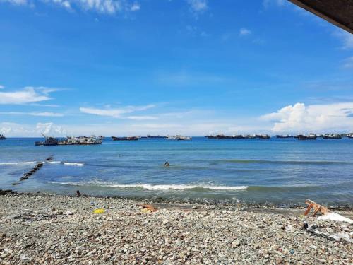 uma praia com uma costa rochosa e o oceano em ES holiday home em Zamboanga