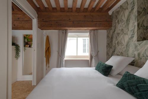 een slaapkamer met 2 witte bedden en een raam bij MiHotel Georges in Lyon