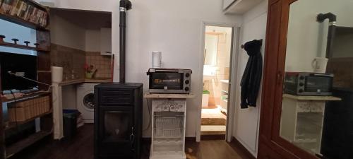 A kitchen or kitchenette at semplicemente casa, Via S Valerio 42