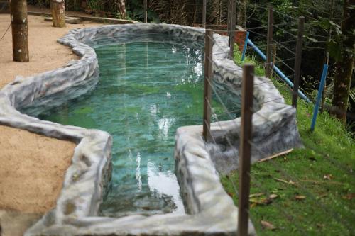 蒂安瓜的住宿－Cabana King BioReserva Park，公园游泳池的水滑梯