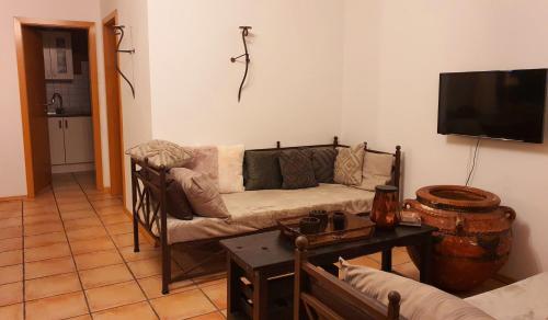 uma sala de estar com um sofá e uma mesa em Wohnen im orientalischen Ambiente em Harthausen
