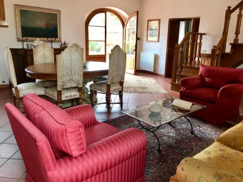 a living room with red furniture and a table at Tenuta Lupinari in Bucine