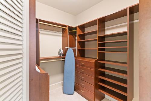 ein Schlafzimmer mit einem Surfbrett im Kleiderschrank in der Unterkunft Blue Crab Cottage - 307 Kelsall Ave in Kings Terrace