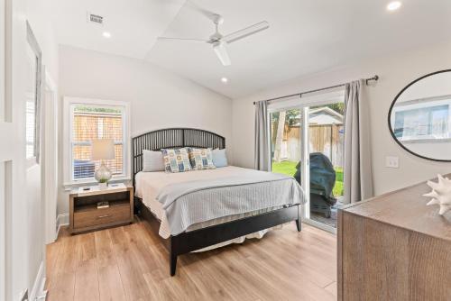 Postel nebo postele na pokoji v ubytování Butter Side Up Cottage - 516 Beach Drive